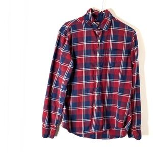 AEO Red Navy Plaid Long Sleeve Button Shirt Collared Chest Pockets